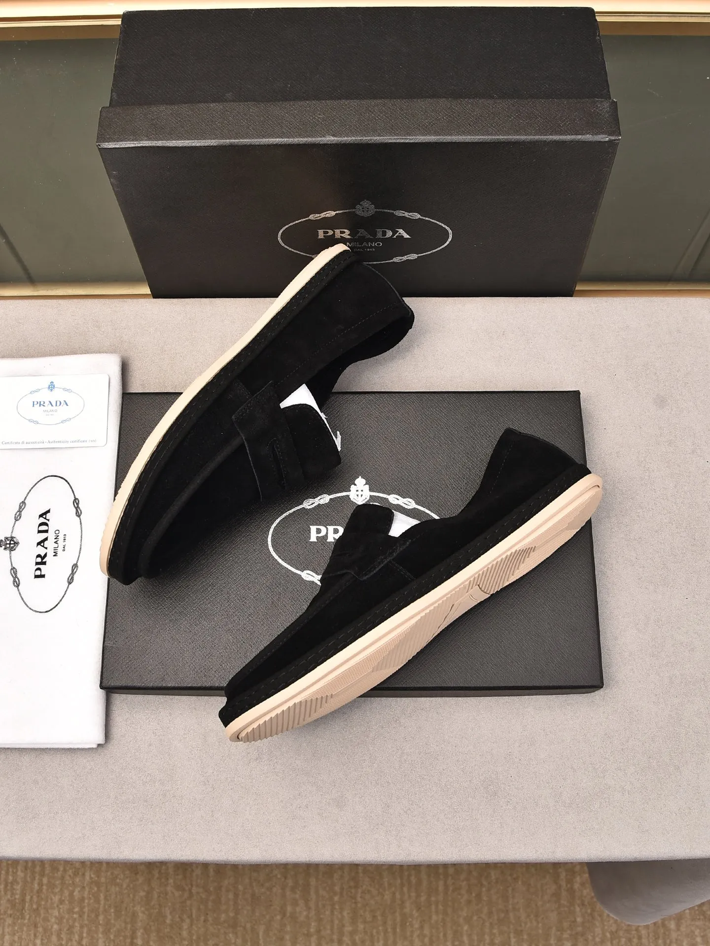 👟👟👟Men's Shoes💰P420 🆕🔥New Updates🔥👟PRADA (Prada) new products are released, imported soft cowhide, fashionable to allow air to penetrate the entire shoe, and the awesome shoes [strong] bring an extremely comfortable and breathable feeling! Beautiful inside and out! Exquisite workmanship, top-grade cowhide material, 😌Number: 38~44, black and white color options.